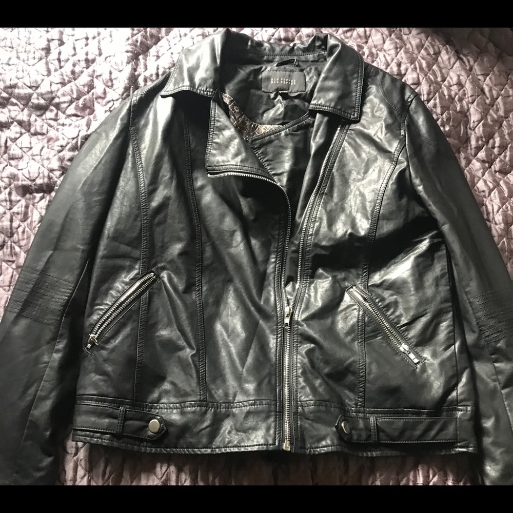 Black (faux) leather women’s jacket size L
